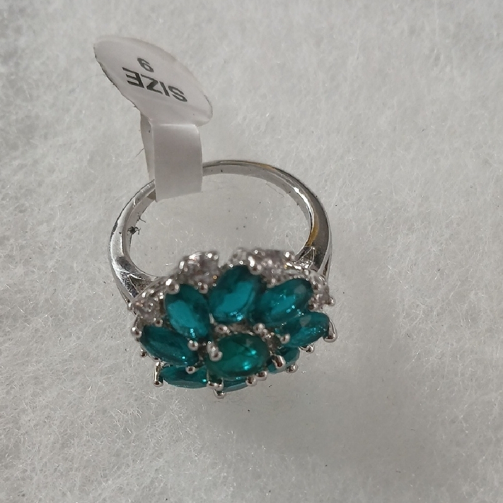 Elegant Silver and Green Gemstone Ring sz 9 - Picture 4 of 8